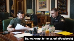 Șeful Serviciilor de Informații Militare (GUR) ale Ucrainei, Kirilo Budanov, (în dreapta fotografiei) este cel care a planificat unele dintre cele mai riscante și spectaculoase misiuni ale Forțelor Speciale în timpul invaziei ruse.