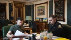 Șeful Cabinetului Președintelui Ucrainei, Kirilo Budanov (dreapta), și liderul statului ucrainean, Volodimir Zelenski