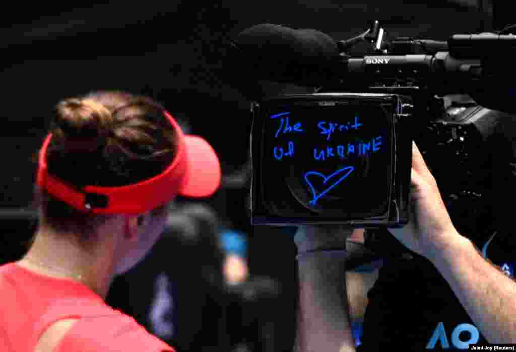  Ukraine&#39;s Elina Svitolina writes a message on a TV camera after winning her fourth-round match against Russia&#39;s Veronika Kudermetova in the Australian Open.&nbsp; &nbsp; 