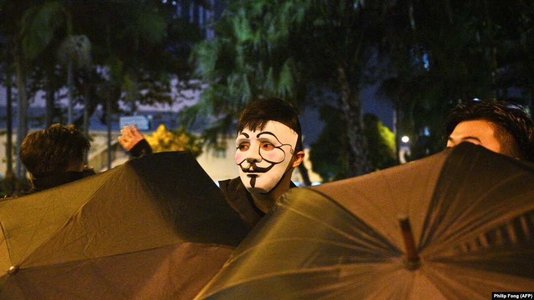 Demonstrant koji nosi masku učestvuje u protestu u kvartu Vančai u Hongkongu, 4. oktobra 2019. godine