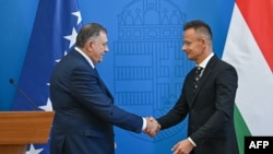 Millorad Dodik (majtas) me ministrin e Jashtëm hungarez, Peter Szijjarto.
