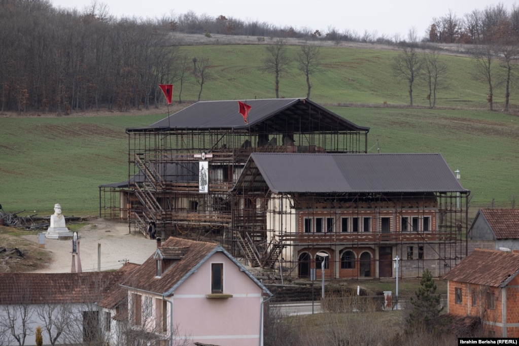 Skelat dhe streha mbrojtëse të metalta ishin paraparë të jenë zgjidhje e përkohshme për ruajtjen e shtëpive deri në restaurimin e plotë, por ato kanë mbetur të vendosura edhe sot e kësaj dite.