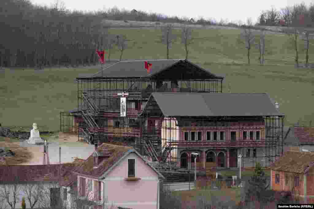 Skelat dhe streha mbrojtëse të metalta ishin paraparë të jenë zgjidhje e përkohshme për ruajtjen e shtëpive deri në restaurimin e plotë, por ato kanë mbetur të vendosura edhe sot e kësaj dite.