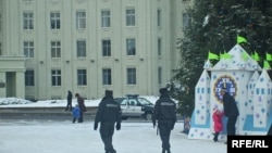 Двое міліцыянтаў са&nbsp;службовай машынай пільнуюць парадку ля&nbsp;галоўнай ялінкі вобласьці на&nbsp;плошчы Леніна ў&nbsp;Магілёве