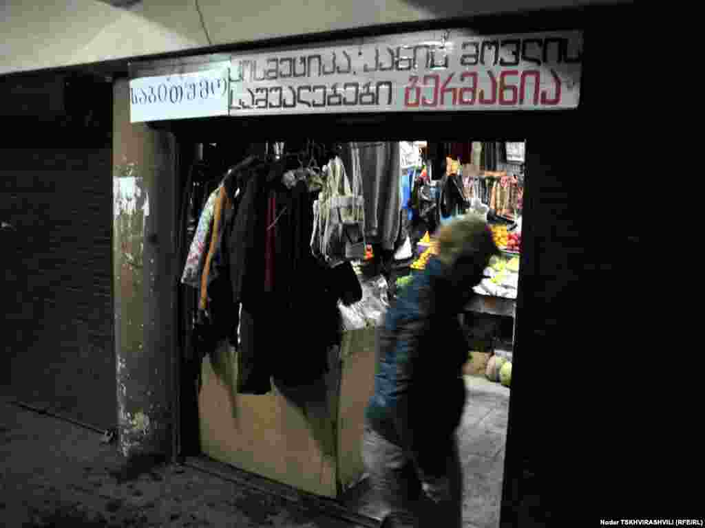 ”ყველა წვრილმანი” - აქ უსაფრთხოდ გადაადგილდებიან ადამიანები, უკრავენ ქუჩის მუსიკოსები – ზოგჯერ ძალიან კარგად; აქ ცივა, განსაკუთრებით წლის ამ დროს, მაგრამ მაინც ხალხმრავლობაა. მიწისქვეშა გადასასვლელებს ზოგჯერ საინტერესო და უცნაური საპროტესტო აქციებისთვისაც იყენებენ.