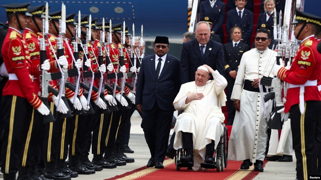 Papa Francisc a ajuns în Indonezia pe aeroportul Soekarno-Hatta International, lângă Jakarta