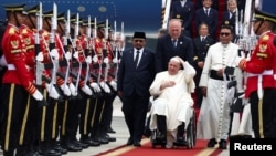 Papa Francisc a ajuns în Indonezia pe aeroportul Soekarno-Hatta International, lângă Jakarta