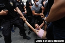 Poliția antirevoltă reține un manifestant în timp ce activiștii pentru drepturile LGBT încearcă să se adune pentru o paradă a mândriei, care a fost interzisă de autoritățile locale, în centrul Istanbulului.