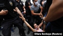 Poliția arestează un demonstrant pentru drepturile LGBT la Istanbul, 26 iunie 2022.
