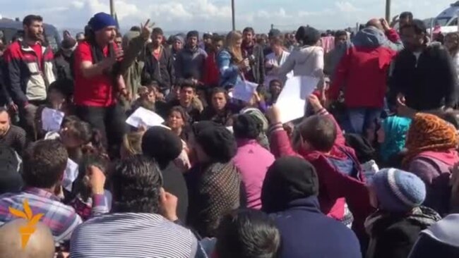 Бегалците блокираа воз, бараат отворање на македонската граница