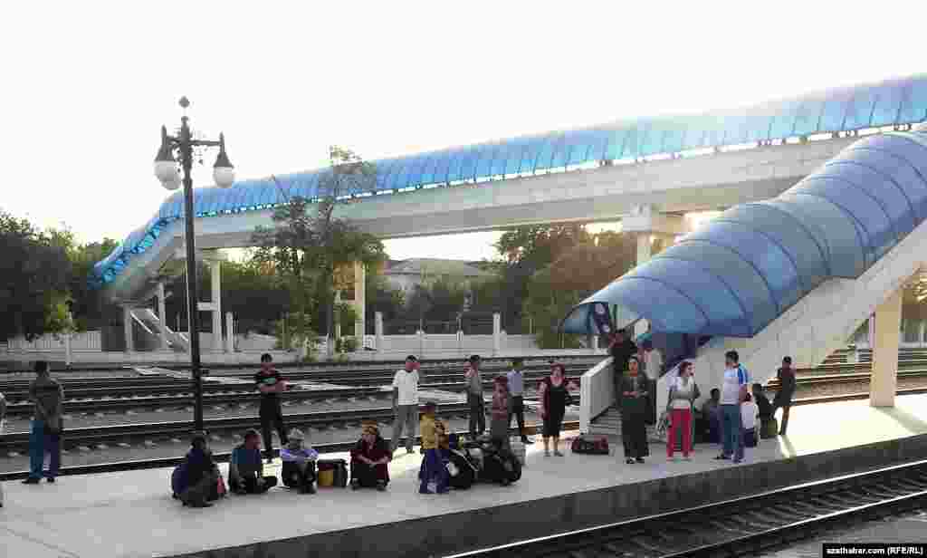 Aşgabadyň wokzalynda otla garaşýan ýolagçylar