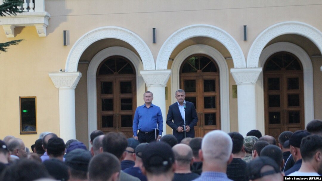 Алан Тадтаев и Анатолий Бибилов на митинге 4 сентября (иллюстративное фото)