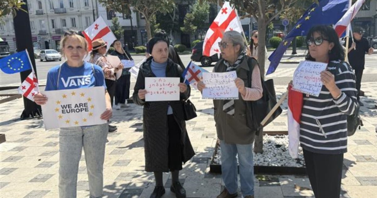 "ვიცავთ მედიას, ვიცავთ თავისუფლებას!"- კომუნიკაციების კომისიასთან აქცია იმართება
