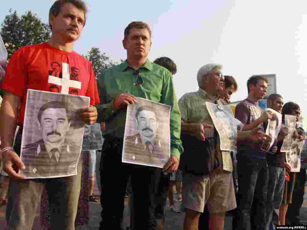 Анатоль Лябедзька з удзельнікамі ланцугу неабыякавых.