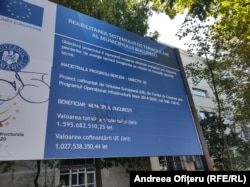 Pe Drumul Găzarului a rămas un afiș în care scrie că PMB reabiliteaza termoficarea. Chiar dacă la unele din blocurile de pe Drumul Găzarului curge apă pe conducta de apă caldă, ea este rece.