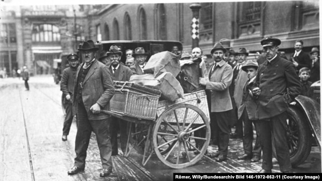 حمل پول یک شرکت کوچک با گونی در آلمان ۱۹۲۳ برای پرداخت دستمزد کارگران