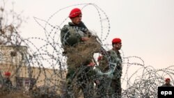 Ілюстрацыйнае фота. Супрацоўнікі аўганскай службы бясьпекі ля авіябазы Баграм