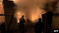 Pompierii sting un incendiu provocat unei case de un atac cu drone rusești 