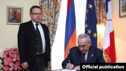 Գալուստ Սահակյանը գրառում է կատարում «Շառլի Էբդո» պարբերականի խմբագրությունում իրականացված ահաբեկչության կապակցությամբ Հայաստանում Ֆրանսիայի դեսպանատանը բացված սգո մատյանում, 9-ը հունվարի, 2015թ․