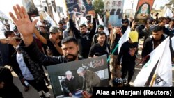 Pristalice milicije Hašid Šabi u Iraku okupljaju se ispred groba Abu Mahdi al-Muhandisa na godišnjicu njegove smrti.
