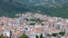 U Podkošljunu, jednom od najgušće naseljenih djelova Budve, u zaleđu Slovenske plaže, zgrade se gotovo dodiruju. 