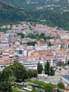 Во Подкошљун, еден од најгусто населените делови на Будва, во заднината на Словенска плажа, зградите речиси се допираат.