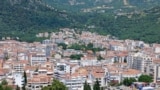 U Podkošljunu, jednom od najgušće naseljenih djelova Budve, u zaleđu Slovenske plaže, zgrade se gotovo dodiruju. 