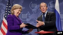 Secretara de stat Hillary Clinton și ministrul de externe rus Sergei Lavrov în aprilie 2010 după semnarea Protocolului adițional pe tema plutoniului la summitul de securitate nucleară de la Washington 