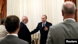 Путин Civil20 җәмгыяте вәкилләре очрашуында Михаил Федотовны сәламли. 14 июнь 2013