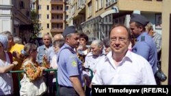 Sungat boýunça ekspert Andreý Ýerofeýew Moskwanyň Taganskiý raýon sudunyň ýanynda, 12-nji iýul.