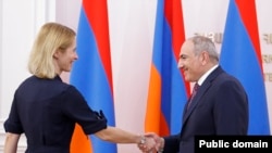 გეგმის თანახმად, ეს მისია ორი წლის განმავლობაში იმუშავებს სომხეთში რუსეთის „ჩარევის“ ეფექტების წინააღმდეგ. ფოტოზე: კაია კალასი და ნიკოლ ფაშინიანი