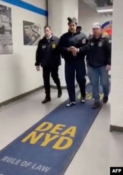 Президент Венесуели Ніколас Мадуро у супроводі агентів DEA в штаб-квартирі Управління боротьби з наркотиками США в Нью-Йорку, 3 січня 2026 року. Скриншот з відео, оприлюдненого Rapid Response 47 – офіційного облікового запису Білого дому