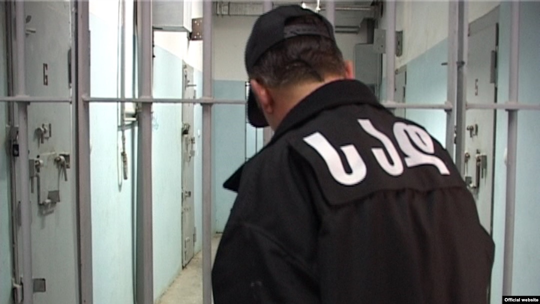После ночных погромов днем к Рони Фуксу с 15-минутными интервалами в камеру заходил надзиратель и требовал, чтобы заключенный каждый раз при этом вставал и заводил руки за спину