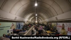 Kyivliler Rusiye ücümi vaqtında metroda saqlana. Kyiv, 2025 senesi iyülniñ 28-i
