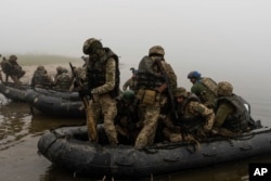 Украинские воины переправляются через Днепр недалеко от Херсона. Октябрь 2023 года