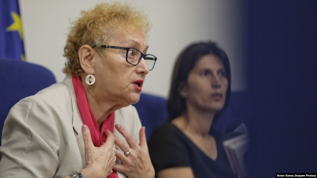 Renate Webber a fost revocată de Coaliția de guvernare. Printr-o procedură neconstituțională, a stabilit CCR.