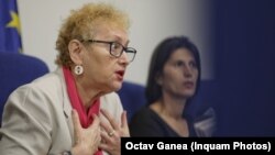 Renate Webber a fost revocată de Coaliția de guvernare. Printr-o procedură neconstituțională, a stabilit CCR.