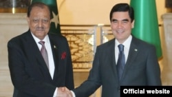 Türkmenistanyň prezidenti Gurbanguly Berdimuhamedow Pakistanyň prezidenti Mamnun Huseýn bilen duşuşdy. TDH-nyň fotosuraty.