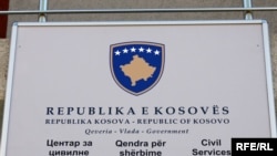 Mitrovica, Tabla ispred zgrade Kancelarije za civilne usluge, foto Amra Zejneli