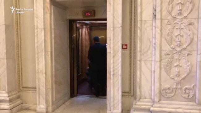 Un senator a venit din spital pentru votul la moțiunea de cenzură