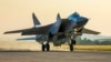 Ruski lovac MiG-31 sa raketom Kinžal poleće iz vazduhoplovne baze Hemeim u Siriji 2021. godine.