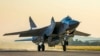 Рускиот ловец МиГ-31 со ракетата Кинжал полетува од воздухопловната база Хемеим во Сирија во 2021 година