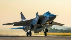 Një avion luftarak rus MiG-31, i pajisur me një raketë Kinzhal, ngrihet nga baza ajrore Hemeimeem në Siri në vitin 2021.