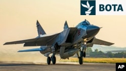 Një avion luftarak rus MiG-31, i pajisur me një raketë Kinzhal, ngrihet nga baza ajrore Hemeimeem në Siri në vitin 2021.