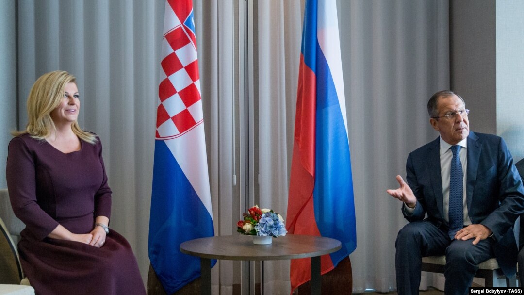 Hrvatska predsjendica Kolinda Grabar-Kitarović i šef ruske diplomacije Sergej Lavrov u Sočiju, 18. oktobra 2017.