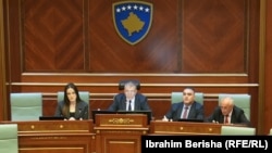 Avni Dehari, si deputeti më i vjetër, po drejton seancën konstituive.