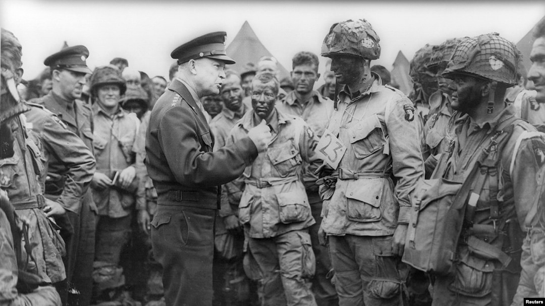 Comandantul Forțelor Aliate din Europa, Generalul Dwight D. Eisenhower, vorbește cu membrii Diviziei 101 Aeropurtate înainte de plecarea spre Normandia. 5 iunie 1944, Marea Britanie.
