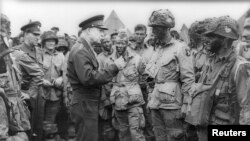 Comandantul Forțelor Aliate din Europa, Generalul Dwight D. Eisenhower, vorbește cu membrii Diviziei 101 Aeropurtate înainte de plecarea spre Normandia. 5 iunie 1944, Marea Britanie.
