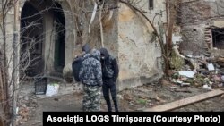 Imigranții folosesc casele abandonate în așteptarea soluțiilor care le permit migrarea spre vestul Europei.