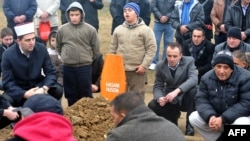 La ceremonia de înmormîntare în fața Capelei cimitirului „Vlakovo" din Sarajevo, la 8 ianuarie 2014